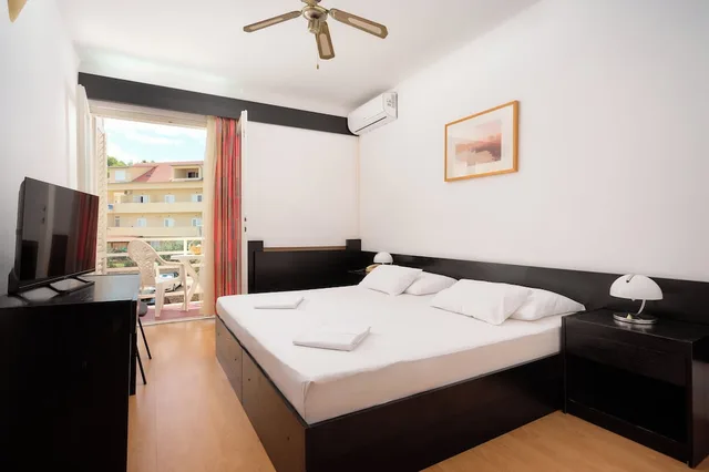 غرفة قياسية بسرير كوين بشرفة، Adriatiq Hotel Hvar 2/5