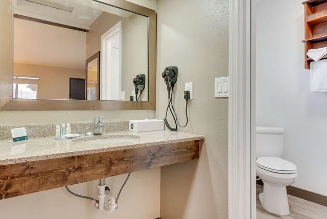 Standard, 2 Double Beds, Suburban Studios Near Mesa Verde 4/8