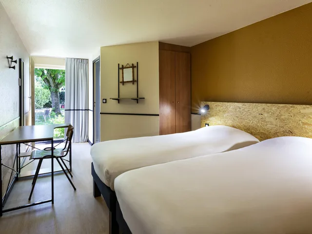 غرفة قياسية بسريرين منفصلين، Greet Hotel Villeneuve La Garenne 1/8