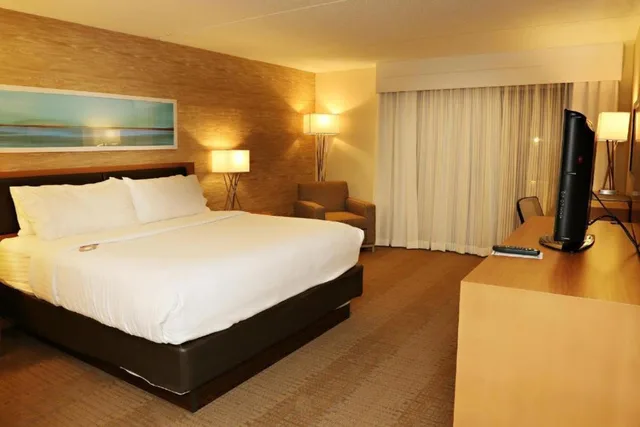 Standard, King Bed, Pool View, Envision Hotel And Conference Center Mansfield Foxboro 1/3