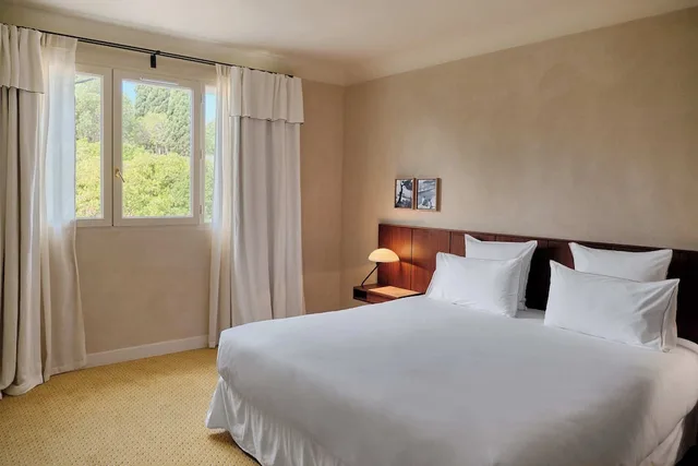 Superior, Queen Bed, Village View، Hotel Le Provencal 1/5