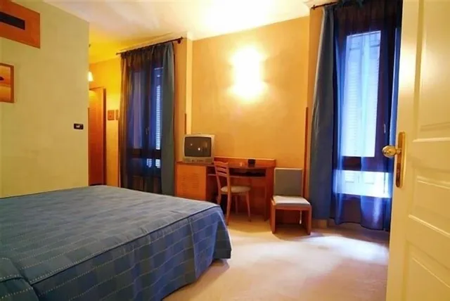 غرفة بسرير مزدوج أو سريرين منفصلين، Hotel Eden Napoli 2/2