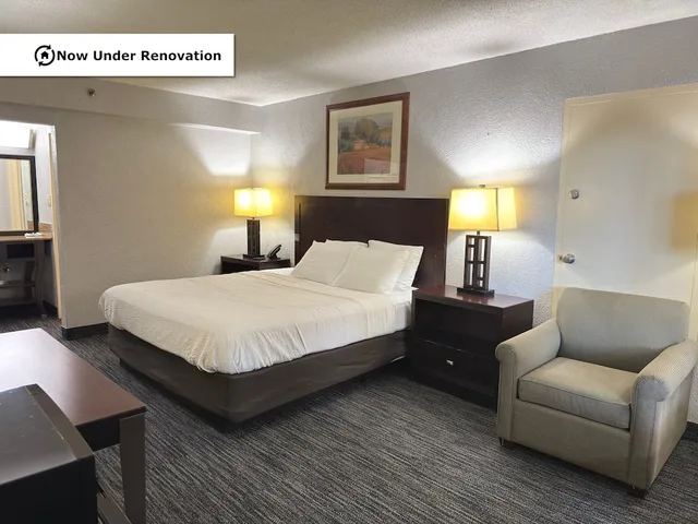 غرفة قياسية بسرير كينج، The Lodge Hotel Banquets St Louis Airport 6/10