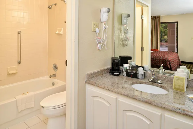 غرفة ديلوكس بسرير كينج، Quality Inn At the Mall - Valdosta 3/3