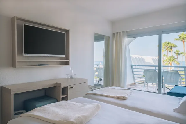 غرفة بسريرين منفصلين بإطلالة على البحر، Iberostar Waves Royal Andalus 2/4