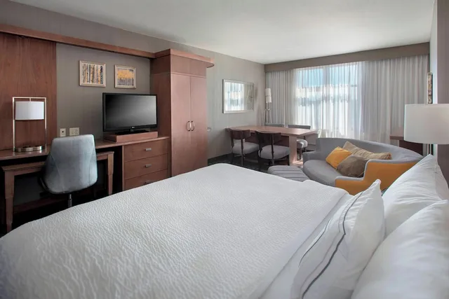 غرفة بسرير كينج مع أريكة لذوي الإعاقة، Courtyard Philadelphia Lansdale 1/3