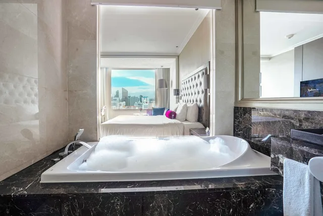 غرفة بزنس بسريرين منفصلين مع دخول الصالة، Radisson Blu Plaza Bangkok Hotel 6/7