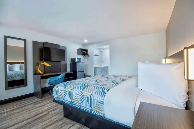 غرفة قياسية بسرير كينج بمطبخ صغير، Studio6 Eureka, CA - Old Town 3/10