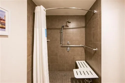 جناح لذوي الإعاقة، Hampton Inn & Suites Seattle-Downtown 1/1