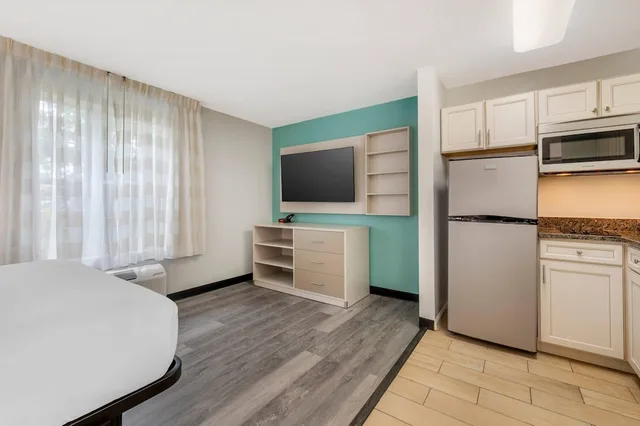 Efficiency, Suite, Queen Bed, Sofa, Accessible، MainStay Suites Sterling near Dulles Town Center 3/4