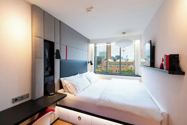 Premium, King Bed, with View, citizenM London Victoria Station 4/10