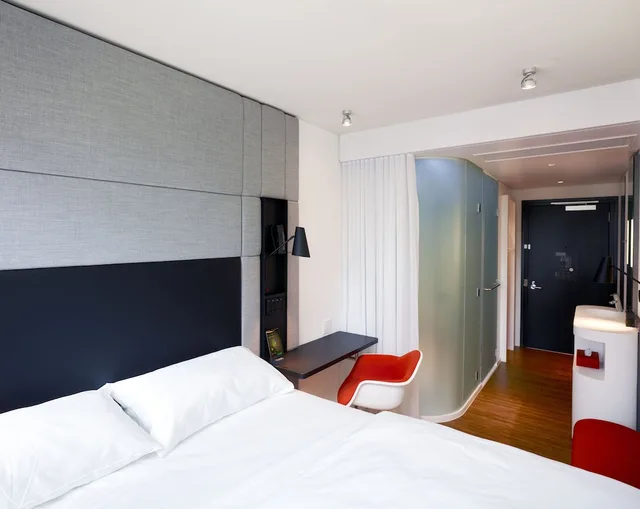 Premium, King Bed, with View, citizenM London Victoria Station 1/10