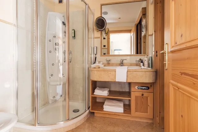 غرفة رومانسية بسرير كينج، Alpenpalace Luxury Hideaway & Spa Retreat 2/2
