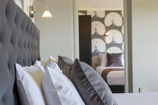 غرفة بريميوم عائلية بسرير كوين وسريرين منفصلين بإطلالة على البحيرة، Suncourt Hotel 4/6