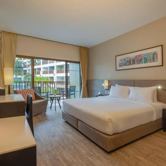 غرفة ديلوكس بسرير كينج بإطلالة على المسبح، Deevana Plaza Phuket Patong 2/10