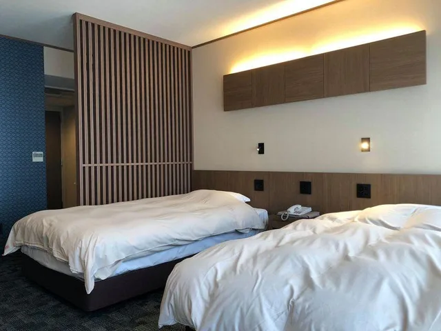 غرفة بسريرين منفصلين بإطلالة على الحديقة بحوض استحمام لذوي الإعاقة، Miyahama Grand Hotel 2/2