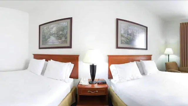 جناح بسرير كينج لذوي الإعاقة، Holiday Inn Express Rockford Loves Park 1/8