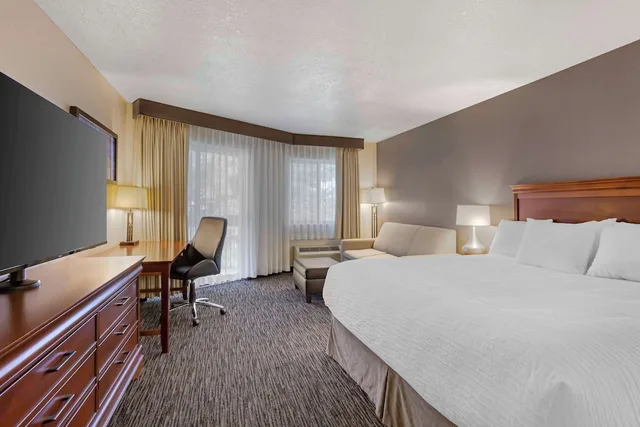 غرفة قياسية بسرير كينج مع أريكة، Best Western Plus Landmark Inn 1/6