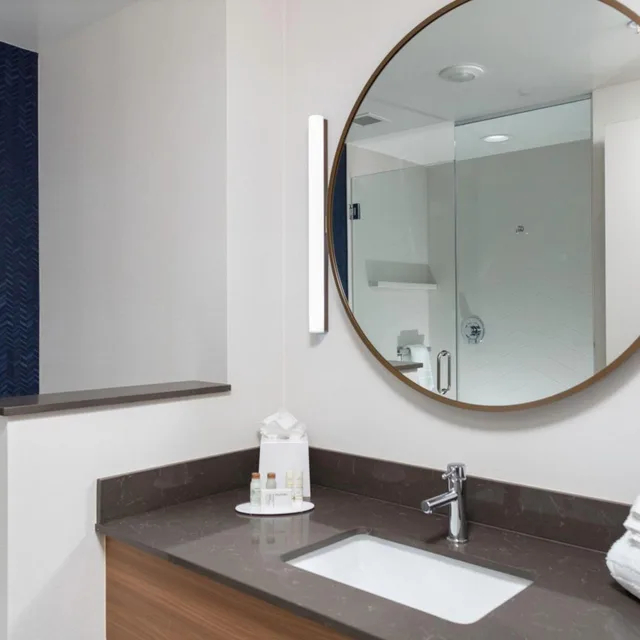 غرفة بسرير كينج بحوض استحمام لذوي الإعاقة، Fairfield Inn & Suites by Marriott Atlanta Marietta 2/2