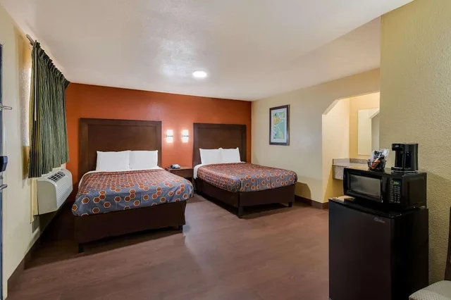 غرفة أساسية بسريرين كوين للمدخنين، New Orleans East Hotel 1/1