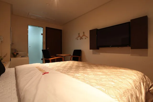 غرفة قياسية بسرير مزدوج، Yuwon Hotel 2/3