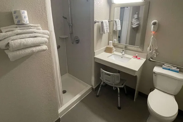 غرفة قياسية بسرير كوين لذوي الإعاقة، Econo Lodge Cartersville Emerson Lake Point 9/10