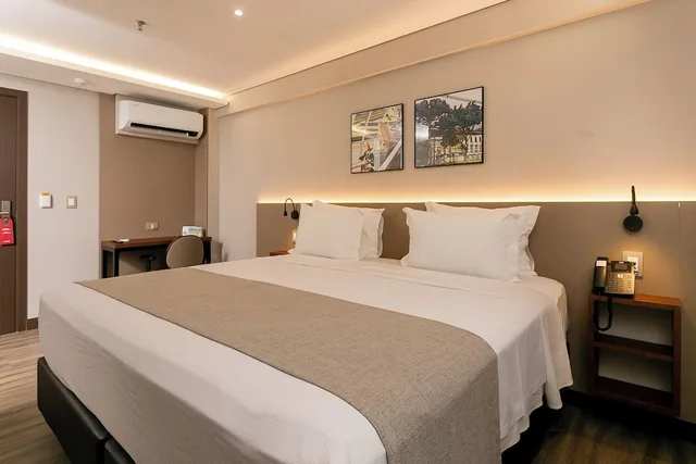 Deluxe, King Bed, The Roochelle Hotel 1/2