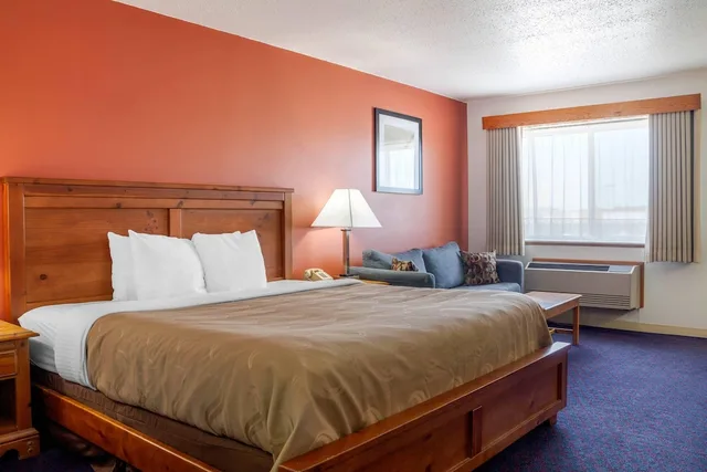 غرفة قياسية بسرير كينج مع أريكة، Quality Inn & Suites Prairie Du Chien 1/3