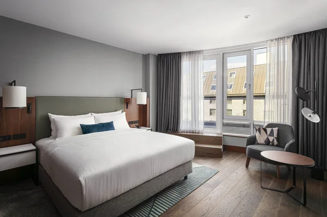 جناح كلوب بسرير كينج بشرفة بغرفة نوم واحدة للمدخنين، Prague Marriott Hotel 2/7