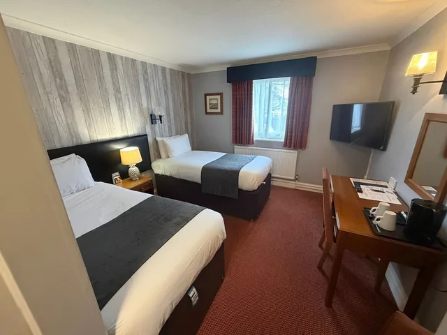 Room, Twin Beds, Raven Hotel 2/4