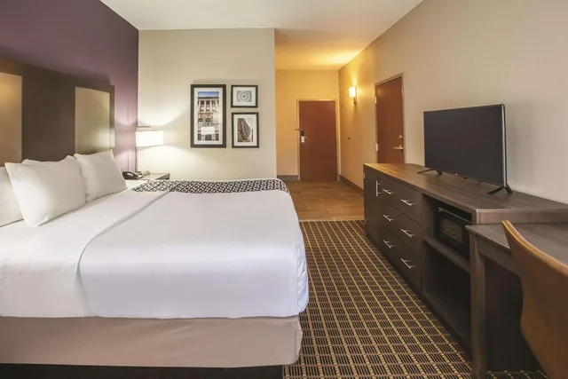 Executive, King Bed, La Quinta Inn & Suites by Wyndham Mechanicsburg - Harrisburg 2/2
