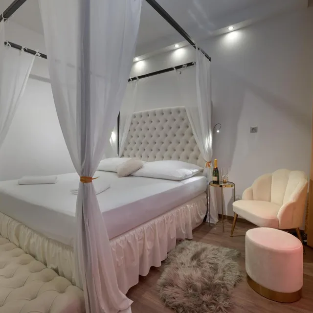 Romantic, King Bed, Pool Access، Hotel Aura Design & Garden Pool 1/7