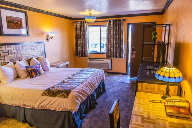 Standard, King Bed, Mountain View Lodge 1/5