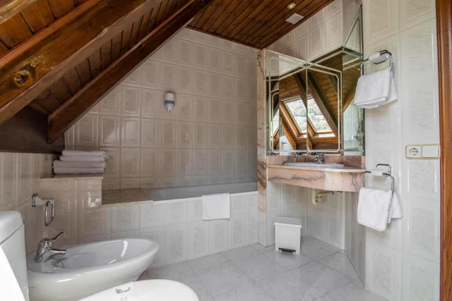 غرفة ثلاثية، Hotel Fonfreda 7/9