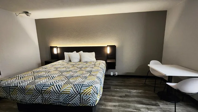 غرفة بسرير كينج لذوي الإعاقة، Studio6 Alvin, TX 6/10
