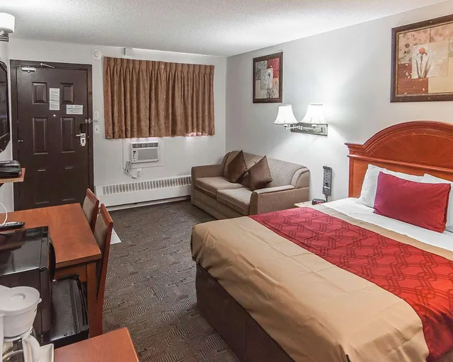 غرفة بسرير كوين، Econo Lodge Inn & Suites Drumheller 2/3