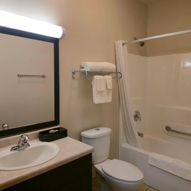 جناح بسرير كوين بغرفتي نوم، Travelodge Suites by Wyndham Estevan 2/2