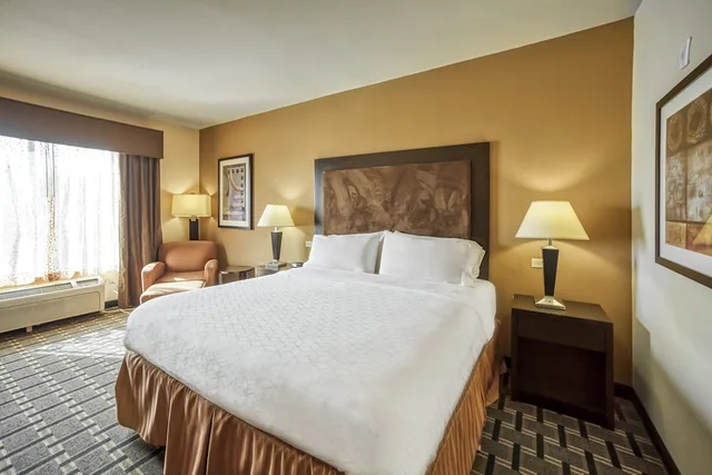 غرفة قياسية بسرير كينج مع أريكة لذوي الإعاقة، Holiday Inn Express Suites Beeville 4/10