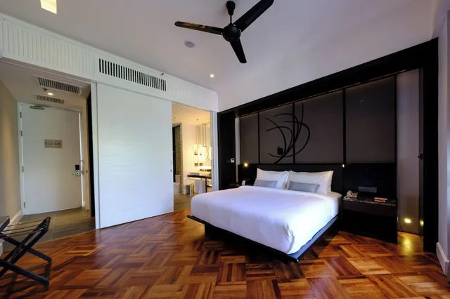 جناح ديلوكس بسرير كينج وسرير فردي بإطلالة على البحر بشرفة، Lone Pine Penang a Tribute Portfolio Resort 3/9