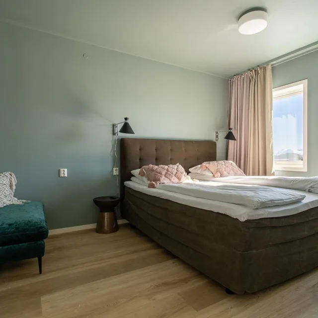 جناح بشرفة، Bardufoss Hotell 1/8