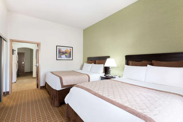 جناح تنفيذي بسريرين كوين بغرفة نوم واحدة بمطبخ، Hawthorn Suites By Wyndham Kingsland 1/4