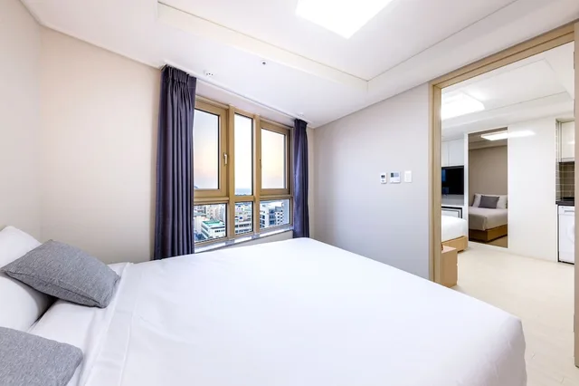 جناح جونيور بسرير مزدوج وسرير فردي بإطلالة على المدينة، Shin Shin Hotel Seogwipo 4/8