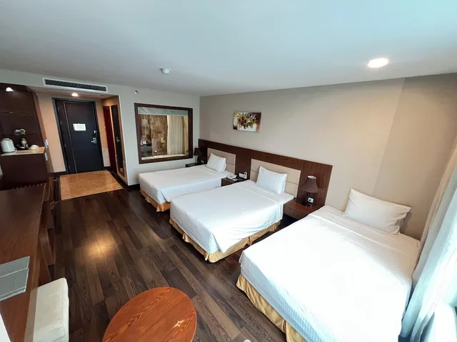 غرفة ديلوكس ثلاثية بسرير كينج وسرير فردي بإطلالة على المدينة، Muong Thanh Grand Da Nang Hotel 7/9