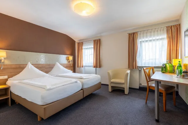 Room, King Bed, Private Bathroom, Hamm 1/5
