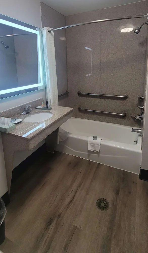 جناح عائلي بسرير كينج وسرير كوين لذوي الإعاقة، Kemah Edgewater Hotel, SureStay Collection by Best Western 3/3
