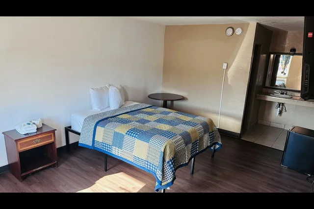 غرفة بسرير كينج لذوي الإعاقة، Hallmark Inn By OYO Fort Wayne 1/3