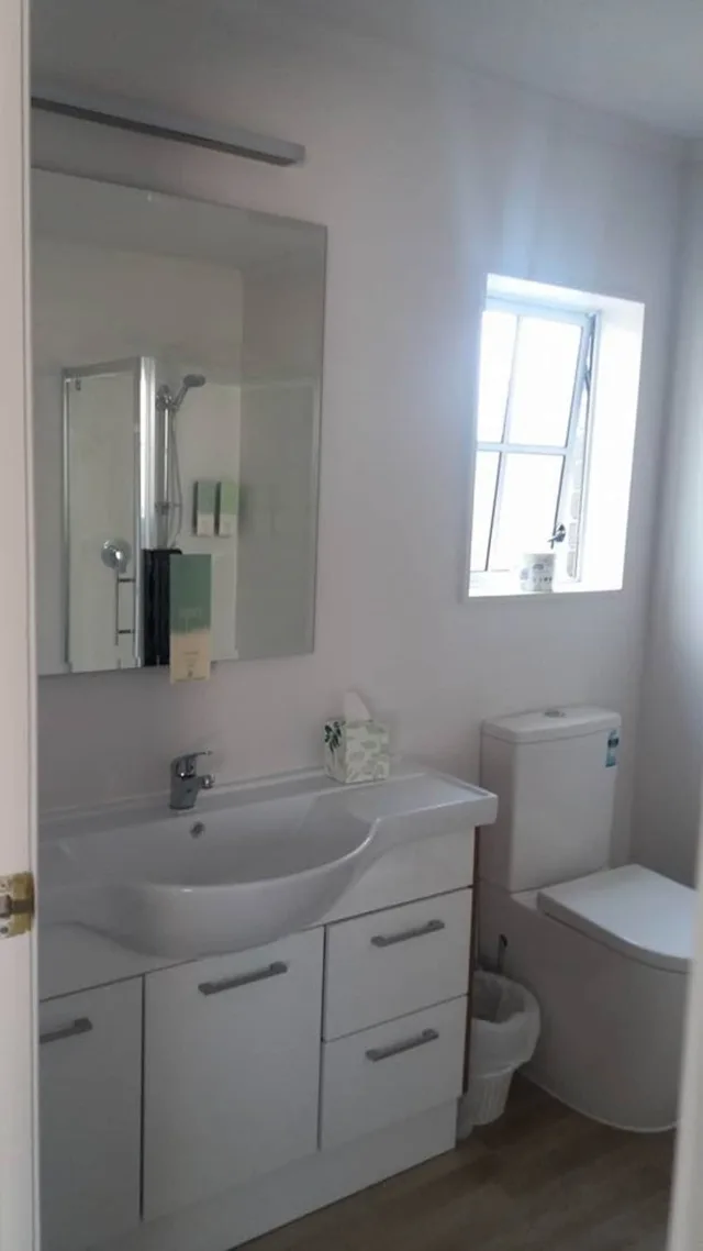 2 Bedrooms, Family Suite, 1 Double and 3 Single Beds، Settlers Motor Lodge 9/9