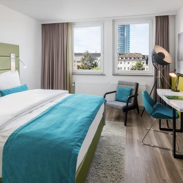 غرفة قياسية بسرير كينج وسرير كوين بإطلالة على الحديقة، Hotel Indigo Duesseldorf Victoriaplatz 2/10