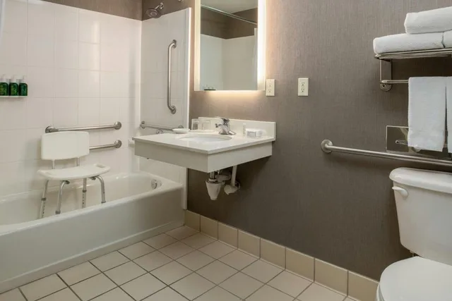 جناح بسريرين كوين مع سرير سحّاب إضافي مع أريكة لذوي الإعاقة، SpringHill Suites by Marriott Portland Airport 2/3