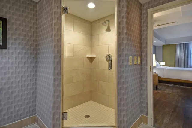جناح رئاسي بسرير كينج، Embassy Suites Little Rock 2/3